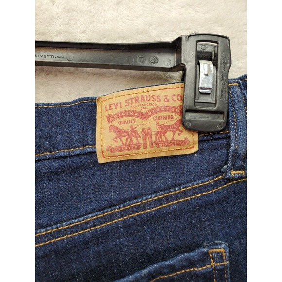 Levi's Mid Length‎ Shorts Womens Size 31 Dark Wash Flat Front Pocket Medium Wash - Picture 6 of 8